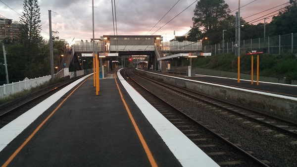 Taringa_Railway_Station,_Brisbane,_April_2014